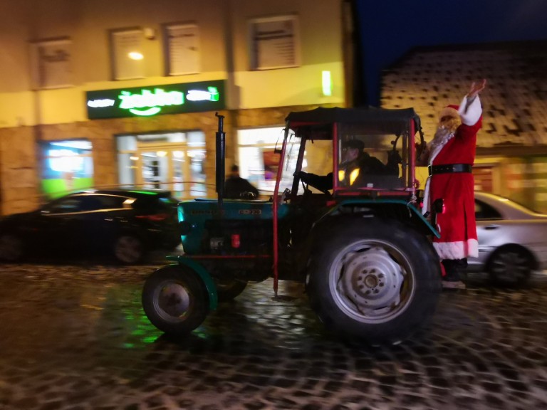 Święty Mikołaj przyjechał do Ślesina starym traktorem