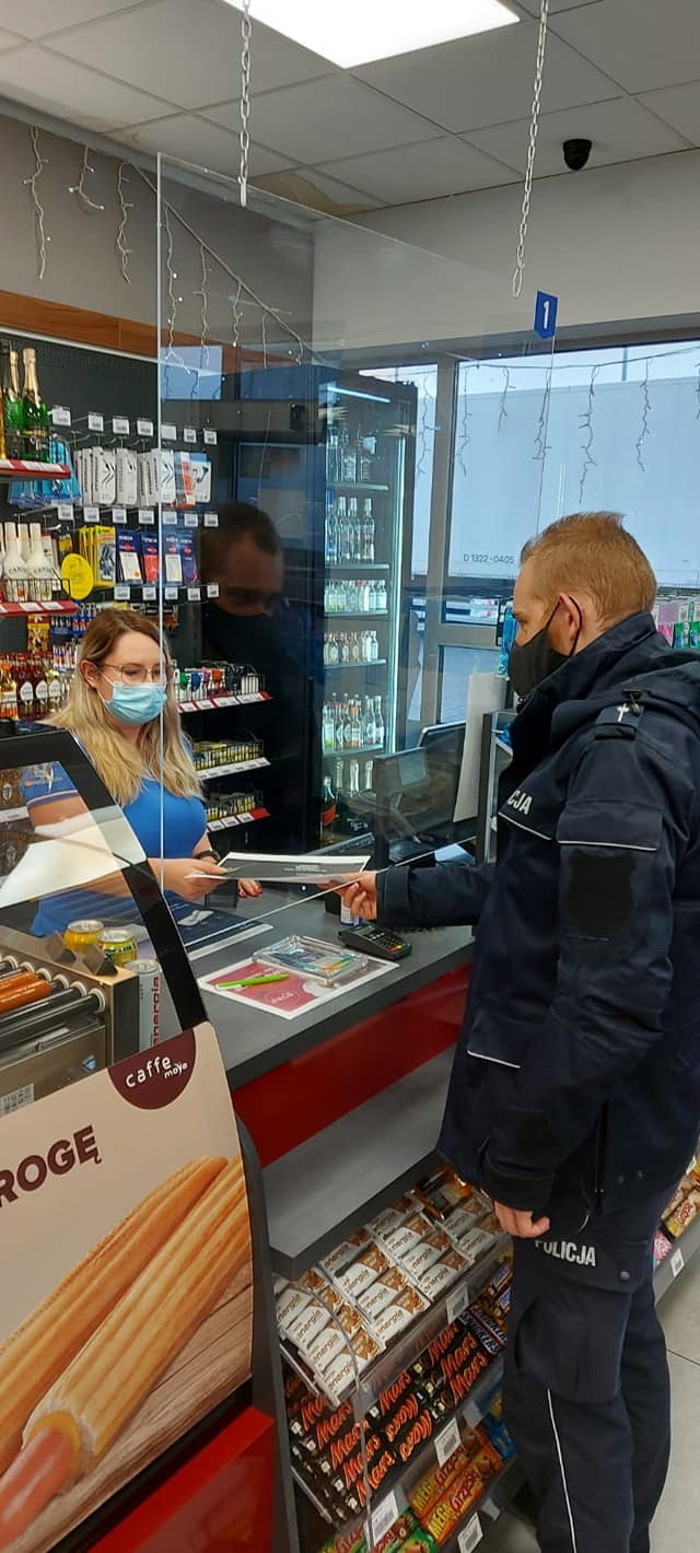 Policjanci w sklepach i na stacjach paliw przypominają o zasadach podczas pandemii