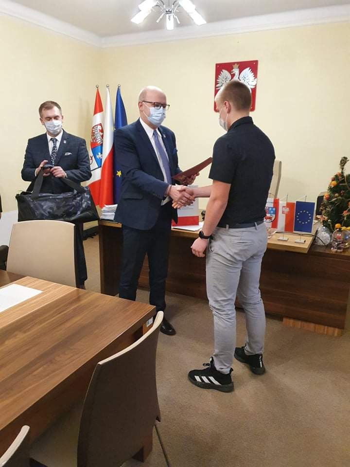 Sportowcy Judo Tuliszkow i Strikera Turek z nagrodami od starosty tureckiego