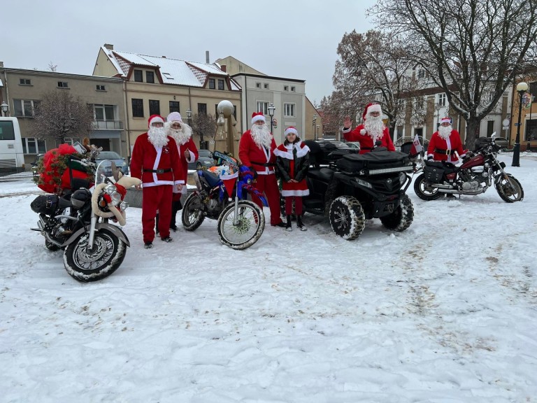 Konin. Inwazja Mikołajów na motocyklach na Placu Zamkowym