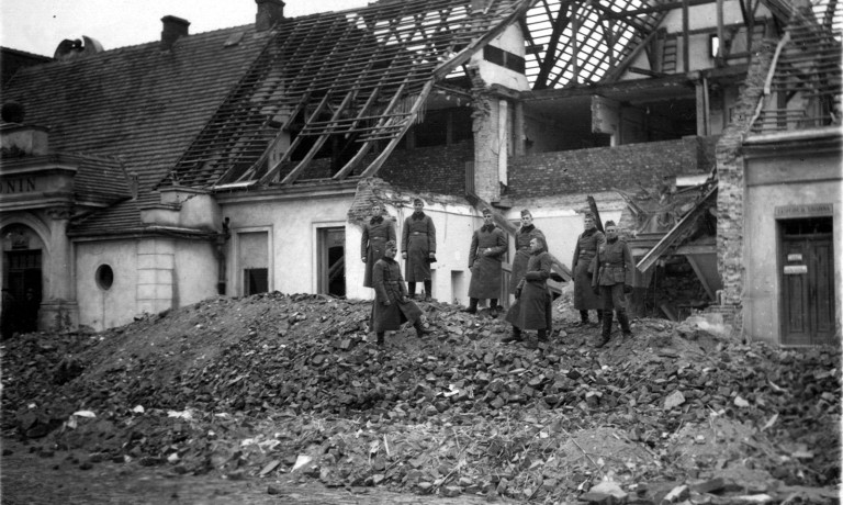 W pierwszych dniach września 1939 roku na wschodnie skrzydło konińskiego dworca spadła lotnicza bomb