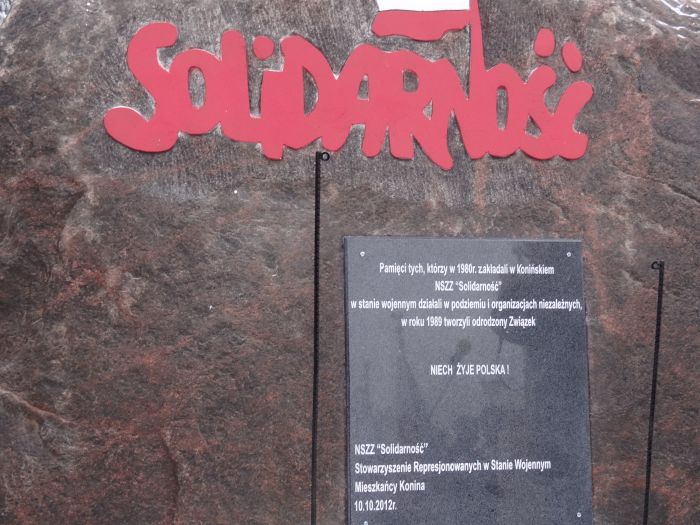 Biało-czerwona przy kamieniu „Solidarności”. Konkurs na maszt flagowy