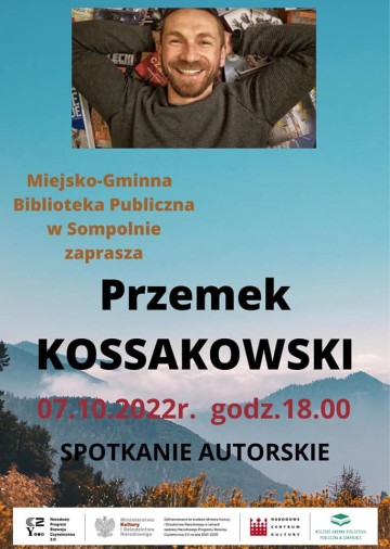 Przemek Kossakowski odwiedzi jedną z bibliotek w powiecie konińskim
