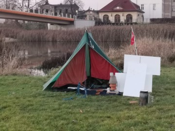 Rozbił namiot na bulwarze. Od urzędników domaga się mieszkania