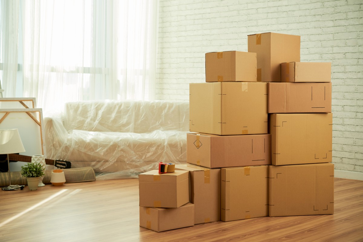 Kartony do przeprowadzki – czym się wyróżniają i jak pakować do nich rzeczy?