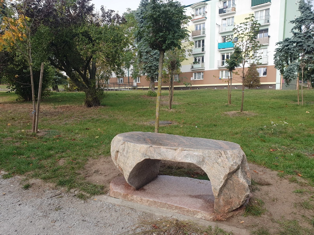Kamienna ławeczka czeka na Konińską Jesień Poetycką
