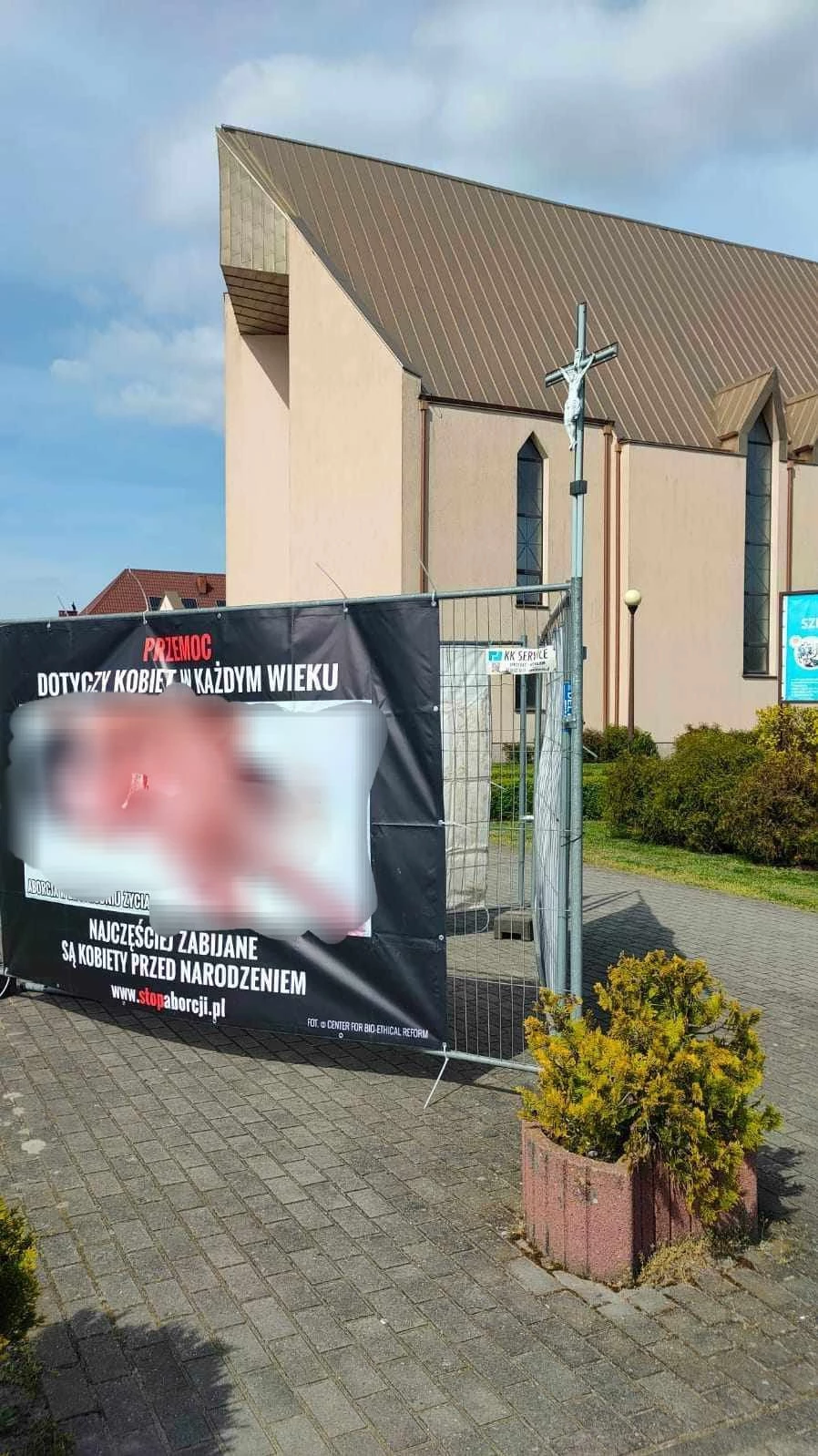 Ostra reakcja Konińskiej Rady Kobiet na antyaborcyjne banery przy kościele na Chorzniu